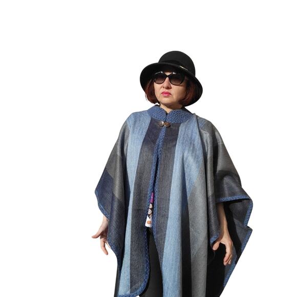 New Baby Alpaca wool unisex Periwinkle cape hand made in the Andes - Picture 3 of 4